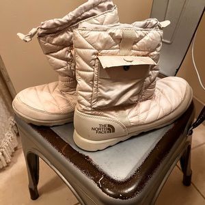 Women’s Northface Thermoball Booties